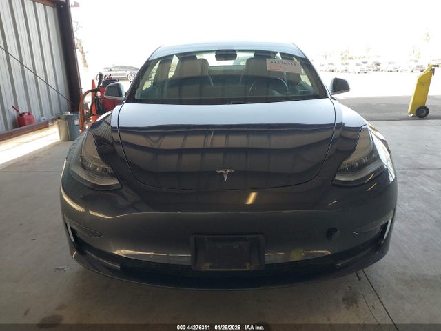 44276311 :رقم المزاد ، 5YJ3E1EB5JF077206 vin ، 2018 Tesla Model 3 Long Range/performance مزاد بيع