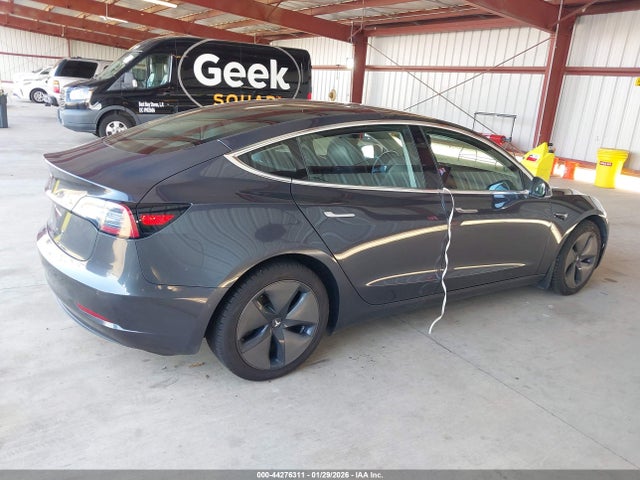 44276311 :رقم المزاد ، 5YJ3E1EB5JF077206 vin ، 2018 Tesla Model 3 Long Range/performance مزاد بيع