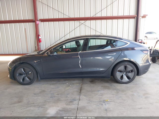 44276311 :رقم المزاد ، 5YJ3E1EB5JF077206 vin ، 2018 Tesla Model 3 Long Range/performance مزاد بيع