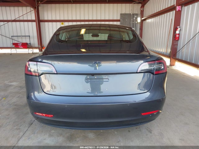 44276311 :رقم المزاد ، 5YJ3E1EB5JF077206 vin ، 2018 Tesla Model 3 Long Range/performance مزاد بيع