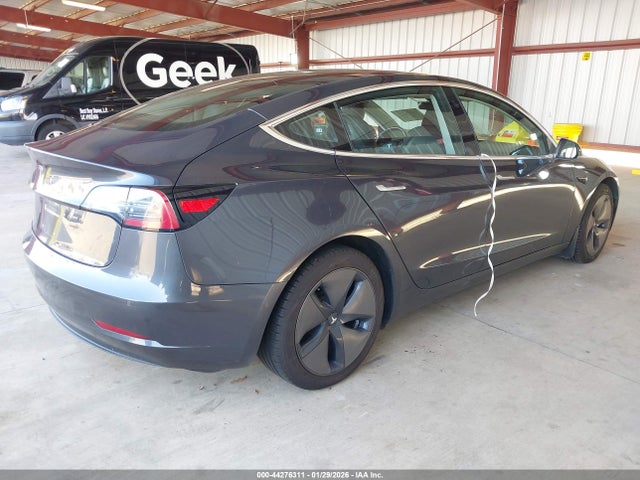 44276311 :رقم المزاد ، 5YJ3E1EB5JF077206 vin ، 2018 Tesla Model 3 Long Range/performance مزاد بيع