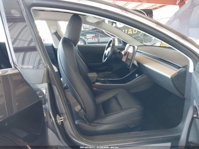 44276311 :رقم المزاد ، 5YJ3E1EB5JF077206 vin ، 2018 Tesla Model 3 Long Range/performance مزاد بيع
