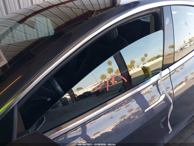 44276311 :رقم المزاد ، 5YJ3E1EB5JF077206 vin ، 2018 Tesla Model 3 Long Range/performance مزاد بيع