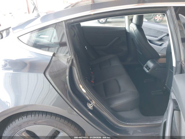 44276311 :رقم المزاد ، 5YJ3E1EB5JF077206 vin ، 2018 Tesla Model 3 Long Range/performance مزاد بيع