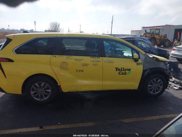 Toyota SIENNA XLE 2022 5TDYRKEC3NS108575 Image 14