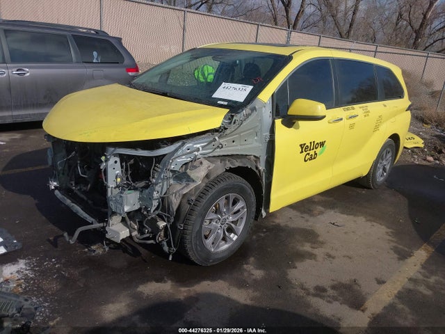 Toyota SIENNA XLE 2022 5TDYRKEC3NS108575 Image 2