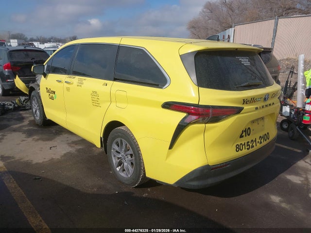 Toyota SIENNA XLE 2022 5TDYRKEC3NS108575 Image 3