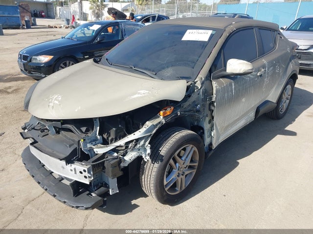 JTNKHMBX2M1121563 Toyota C-HR LE