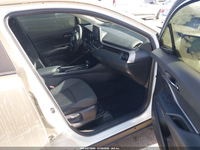 JTNKHMBX2M1121563 Toyota C-HR LE