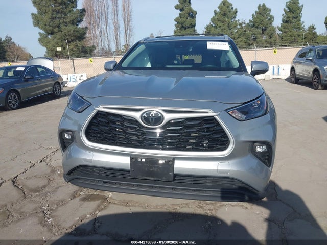 5TDKDRBH5RS570851 Toyota Highlander Xle
