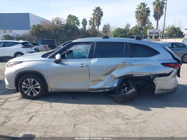 5TDKDRBH5RS570851 Toyota Highlander Xle