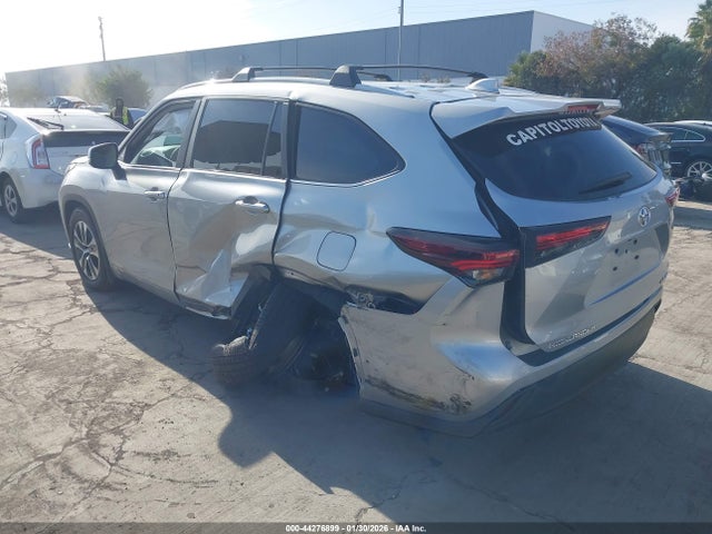 5TDKDRBH5RS570851 Toyota Highlander Xle