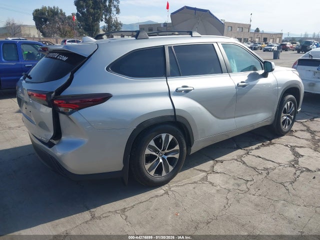 5TDKDRBH5RS570851 Toyota Highlander Xle
