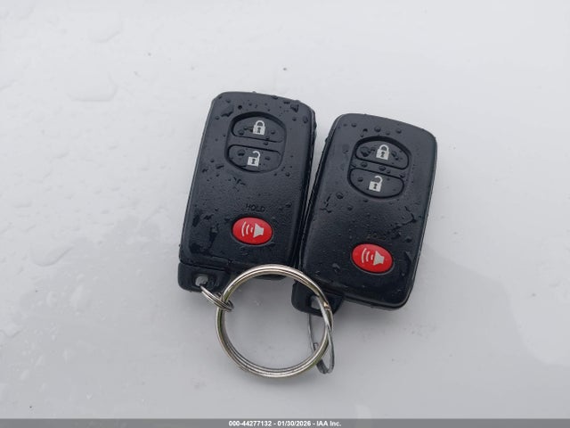 JTDZN3EUXFJ033564 Toyota Prius V Five