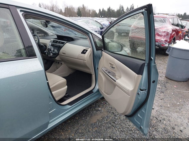JTDZN3EUXFJ033564 Toyota Prius V Five