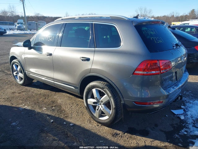 2012 VOLKSWAGEN TOUAREG WVGFF9BP0CD002184 Photo 2
