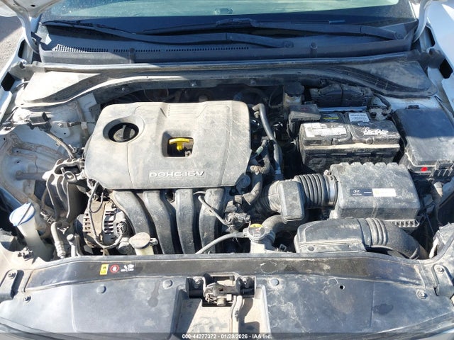 5NPD84LF0JH303074 Hyundai ELANTRA SEL