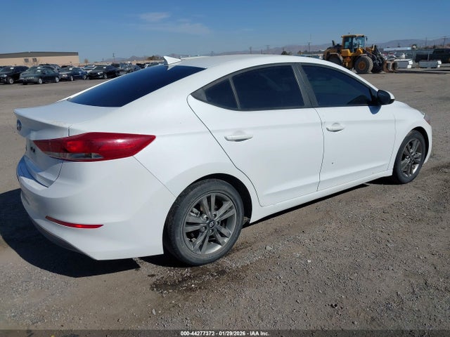 5NPD84LF0JH303074 Hyundai ELANTRA SEL