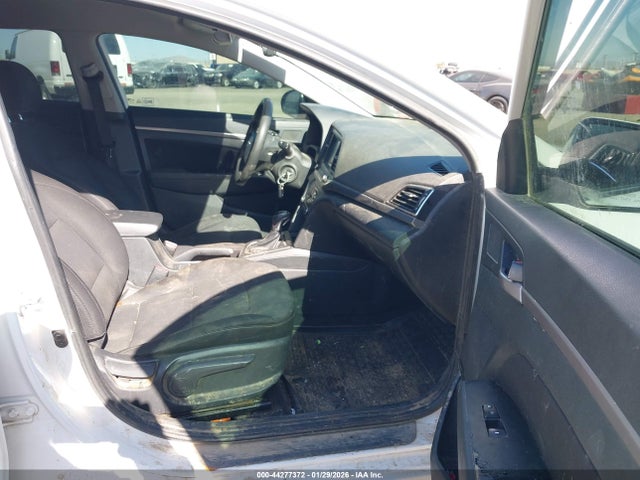 5NPD84LF0JH303074 Hyundai ELANTRA SEL