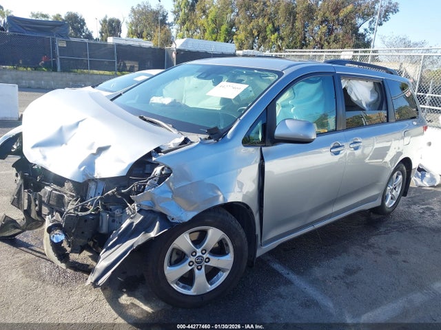 5TDKZ3DC5JS928180 Toyota Sienna Le 8 Passenger