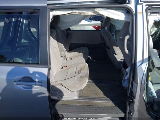 5TDKZ3DC5JS928180 Toyota Sienna Le 8 Passenger