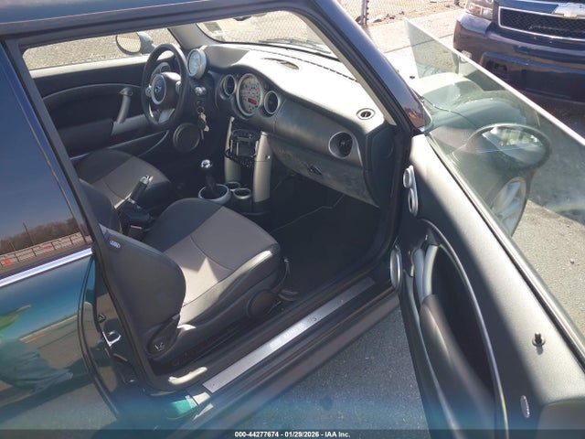 2005 MINI COOPER S WMWRE33495TD97402 Photo 4