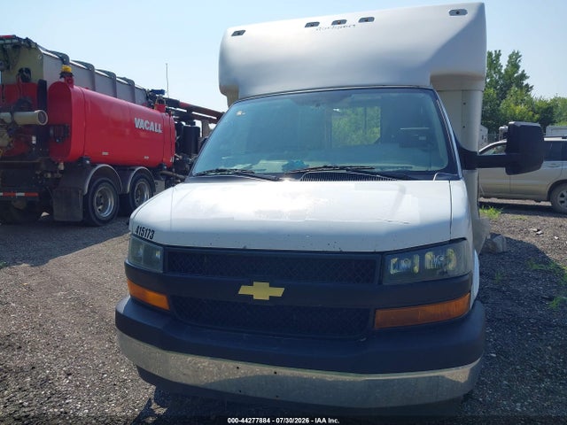44277884 :رقم المزاد ، 1HA3GTCG9JN007564 vin ، 2018 Chevrolet Express Cutaway Work Van مزاد بيع