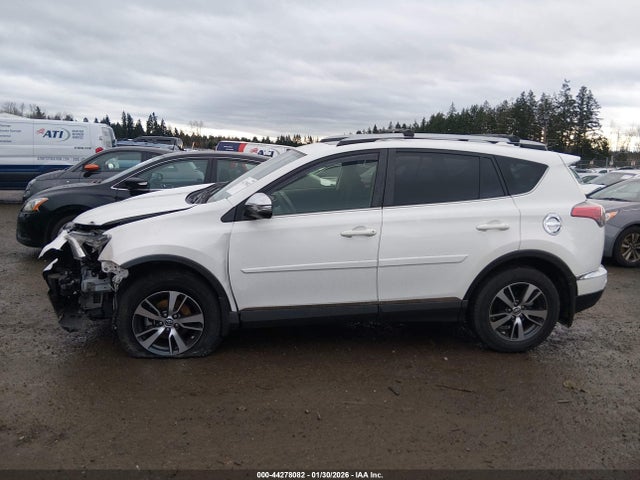 JTMRFREVXJJ724028 Toyota Rav4 Xle