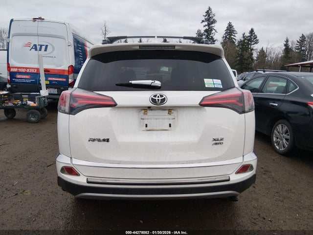 JTMRFREVXJJ724028 Toyota Rav4 Xle