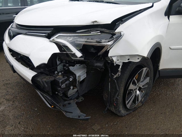 JTMRFREVXJJ724028 Toyota Rav4 Xle