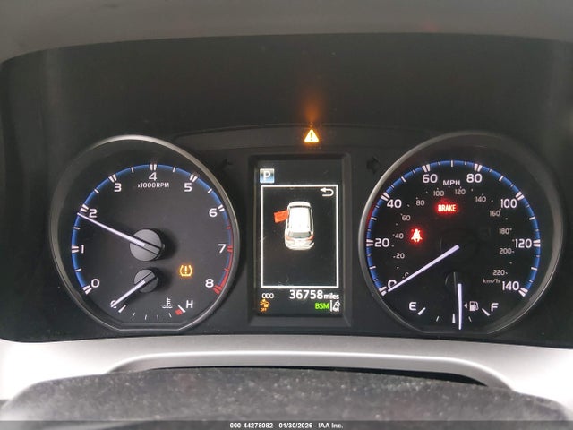 JTMRFREVXJJ724028 Toyota Rav4 Xle