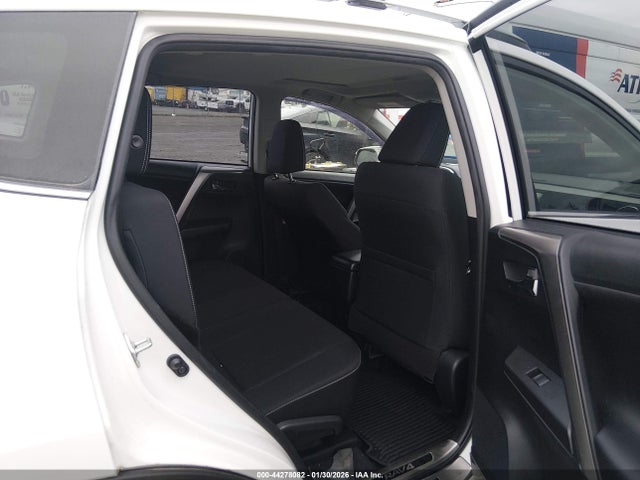 JTMRFREVXJJ724028 Toyota Rav4 Xle