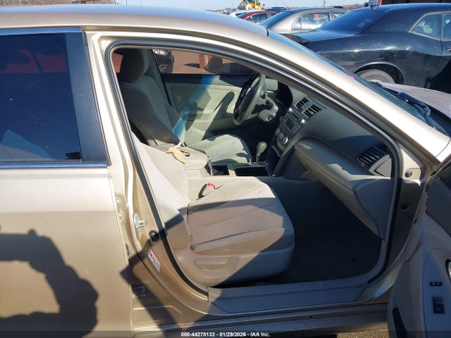 44278132 :رقم المزاد ، 4T1BF3EK3BU770297 vin ، 2011 Toyota Camry Le مزاد بيع