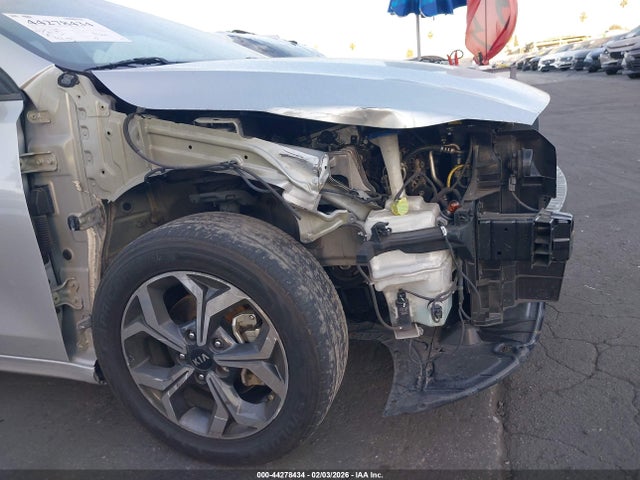 3KPF24AD1KE084126 KIA Forte Lxs