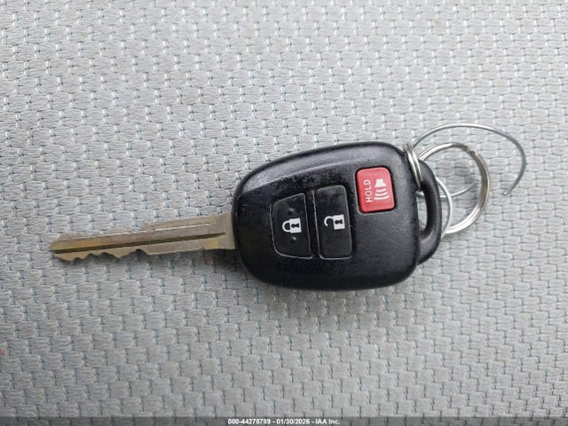 JTDKDTB32F1099977 Toyota Prius C One