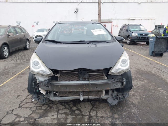 JTDKDTB32F1099977 Toyota Prius C One