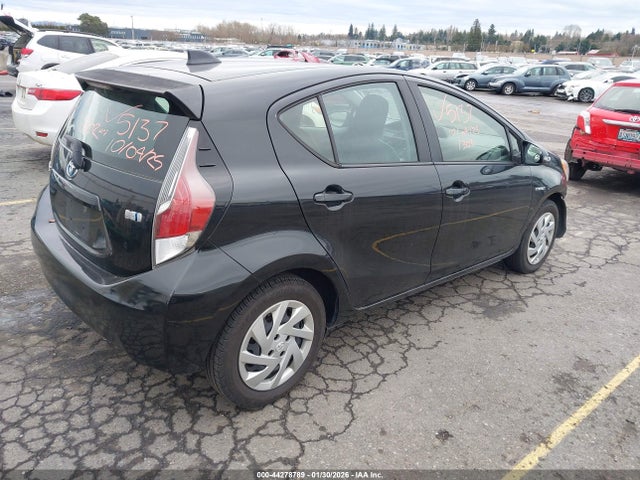 JTDKDTB32F1099977 Toyota Prius C One