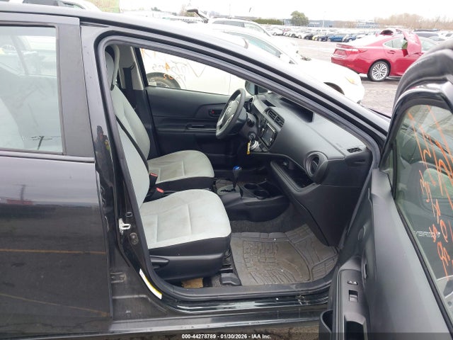 JTDKDTB32F1099977 Toyota Prius C One