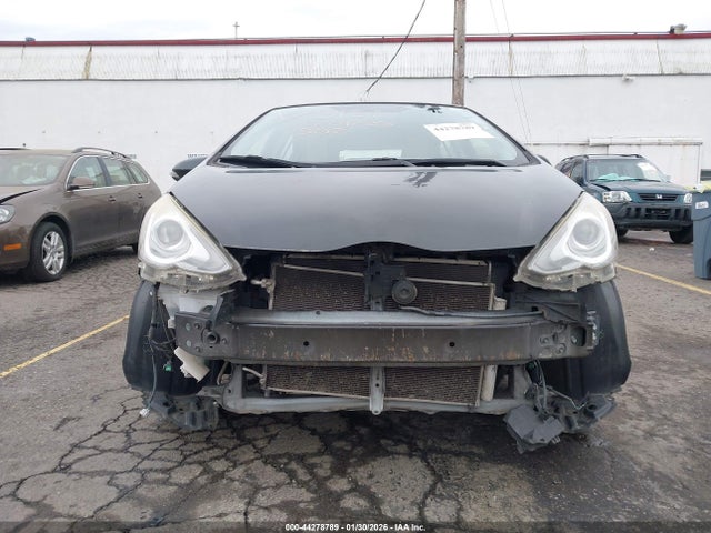 JTDKDTB32F1099977 Toyota Prius C One