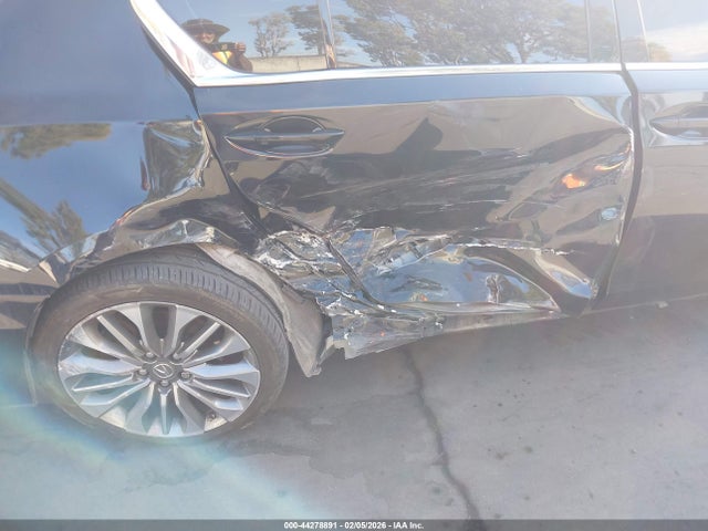 JH4KC1F53JC001165 Acura RLX