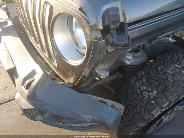 1C4HJXENXJW328957 Jeep WRANGLER UNLIMITED