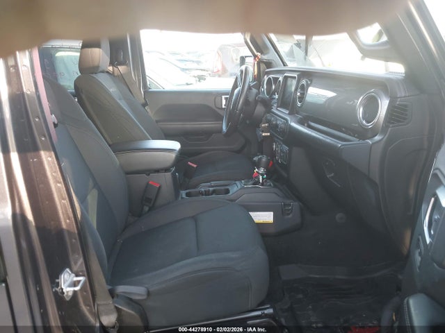 1C4HJXENXJW328957 Jeep WRANGLER UNLIMITED