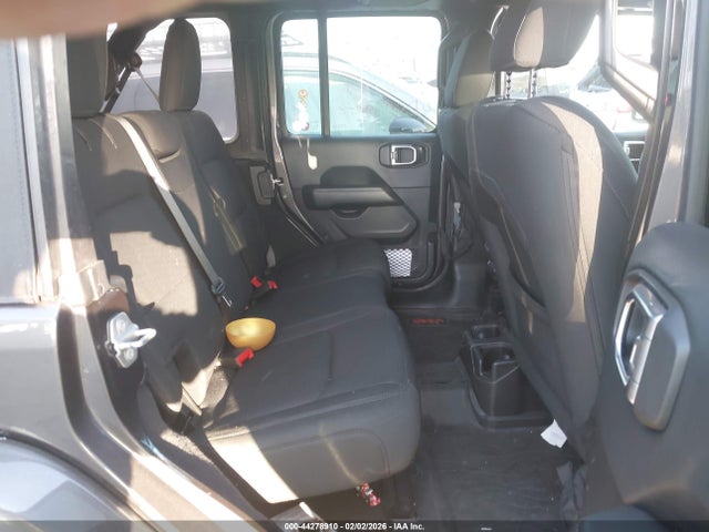 1C4HJXENXJW328957 Jeep WRANGLER UNLIMITED