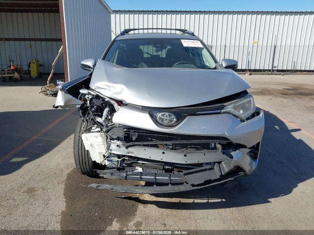 JTMWFREV4JJ176966 Toyota Rav4 Xle