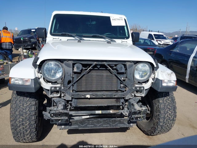 1C4HJXEN0JW204485 Jeep Wrangler Unlimited Sahara 4x4