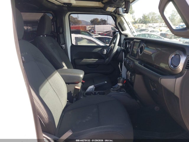 1C4HJXEN0JW204485 Jeep Wrangler Unlimited Sahara 4x4