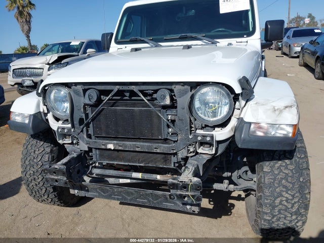 1C4HJXEN0JW204485 Jeep Wrangler Unlimited Sahara 4x4