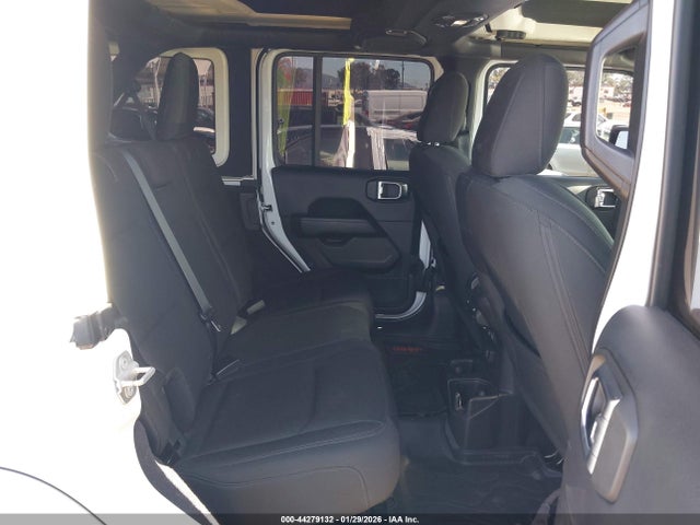 1C4HJXEN0JW204485 Jeep Wrangler Unlimited Sahara 4x4