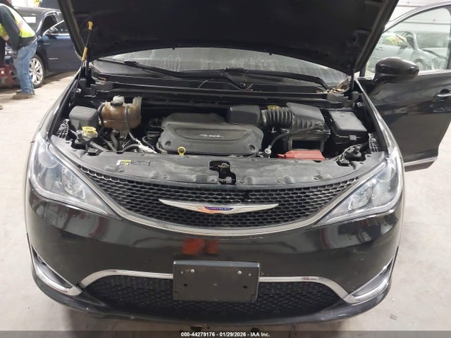 44279176 :رقم المزاد ، 2C4RC1BG9JR331262 vin ، 2018 Chrysler Pacifica Touring L مزاد بيع