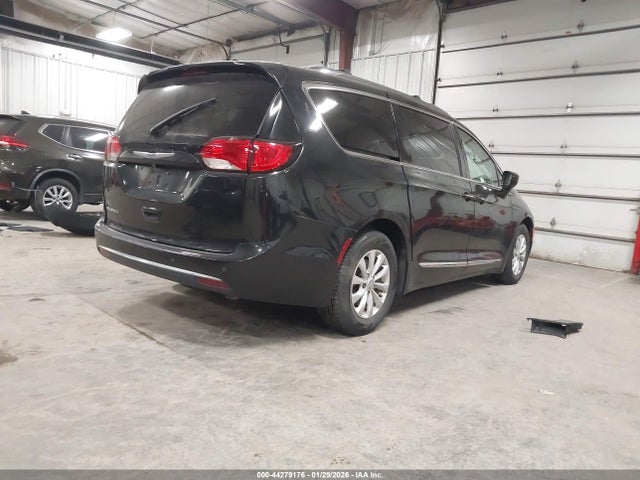 44279176 :رقم المزاد ، 2C4RC1BG9JR331262 vin ، 2018 Chrysler Pacifica Touring L مزاد بيع